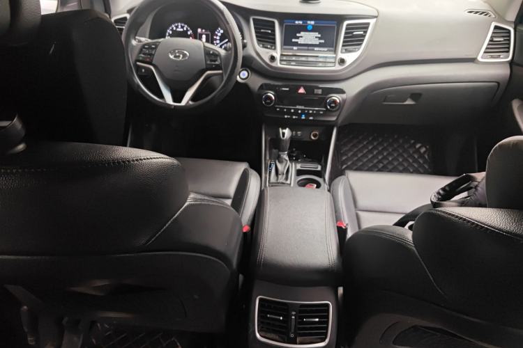Used Hyundai Tucson 2015 1.6T Dual-Clutch Two-Wheel-Drive Smart Model Center Console
