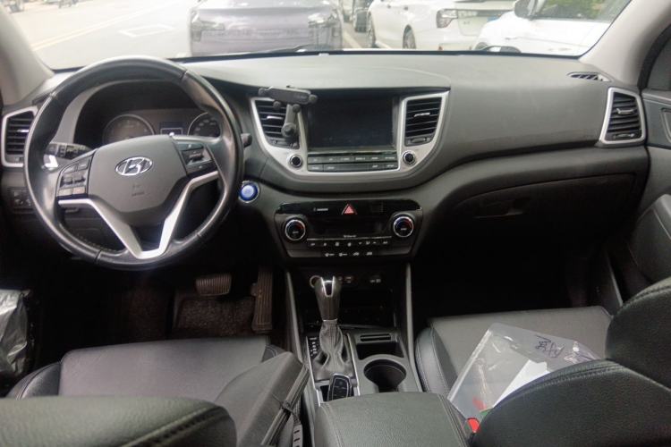 Used Hyundai Tucson 2015 1.6T Dual-Clutch Two-Wheel-Drive Smart Model Center Console
