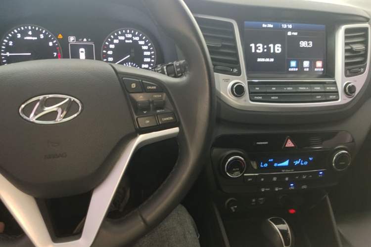 Used Hyundai Tucson 2015 1.6T Dual-Clutch Two-Wheel-Drive Smart Model Center Console
