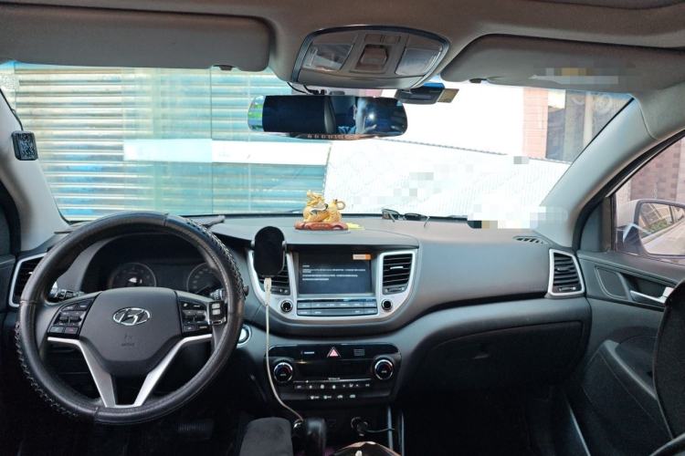 Used Hyundai Tucson 2015 1.6T Dual-Clutch Two-Wheel-Drive Leading Model Center Console