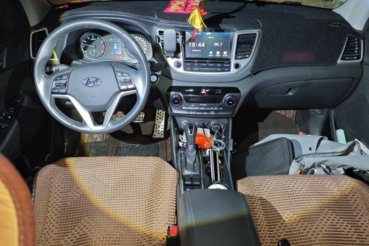 Used Hyundai Tucson 2015 1.6T Dual-Clutch Two-Wheel-Drive Leading Model Center Console