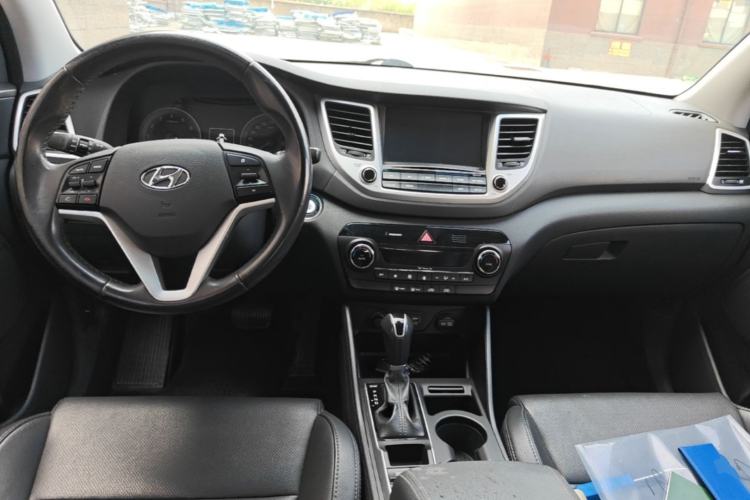 Used Hyundai Tucson 2015 1.6T Dual-Clutch Two-Wheel-Drive Smart Model Center Console
