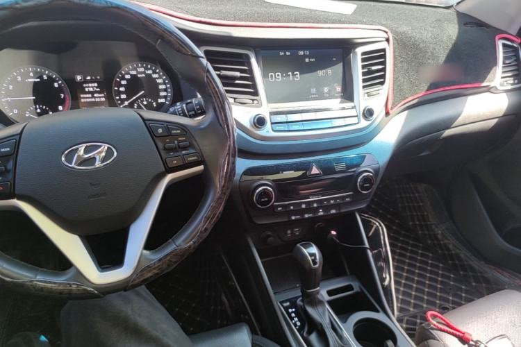 Used Hyundai Tucson 2015 1.6T Dual-Clutch Two-Wheel-Drive Smart Model Center Console