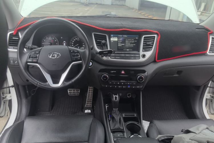 Used Hyundai Tucson 2015 1.6T Dual-Clutch Four-Wheel Drive Flagship Model Center Console