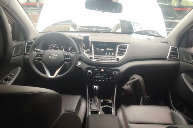 Used Hyundai Tucson 2015 1.6T Dual-Clutch Two-Wheel-Drive Smart Model Center Console