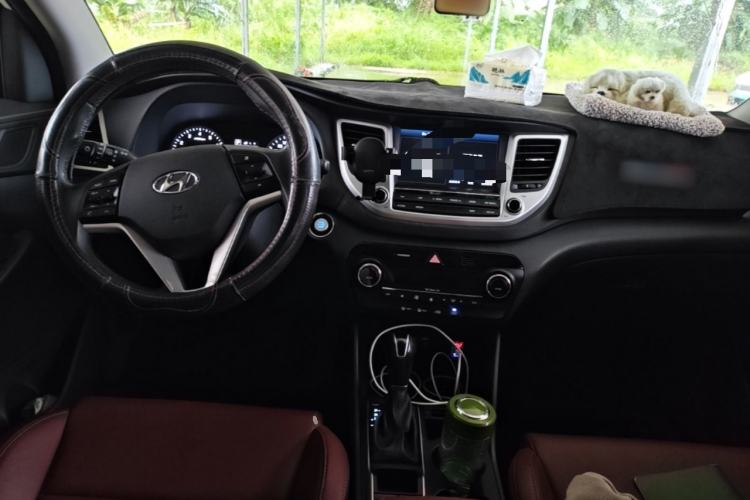Used Hyundai Tucson 2015 1.6T Dual-Clutch Two-Wheel-Drive Smart Model Center Console