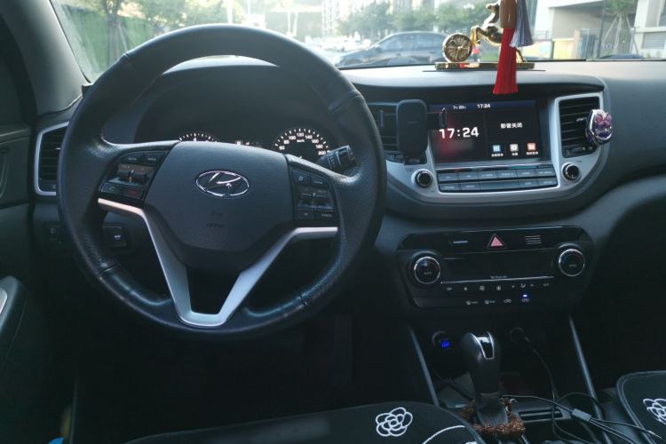 Used Hyundai Tucson 2015 1.6T Dual-Clutch Two-Wheel-Drive Leading Model Center Console