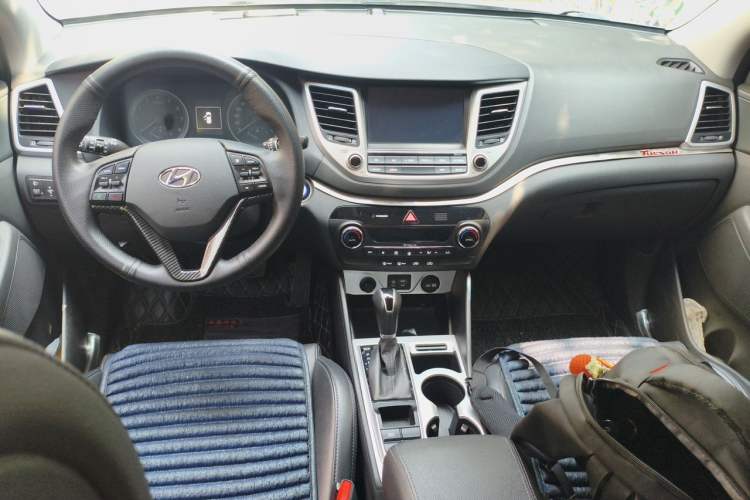 Used Hyundai Tucson 2015 1.6T Dual-Clutch Two-Wheel-Drive Smart Model Center Console
