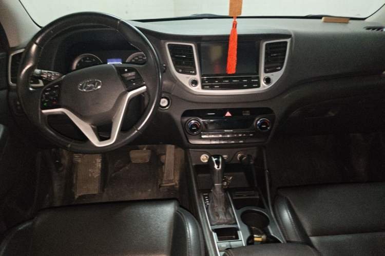 Used Hyundai Tucson 2015 1.6T Dual-Clutch Two-Wheel-Drive Smart Model Center Console