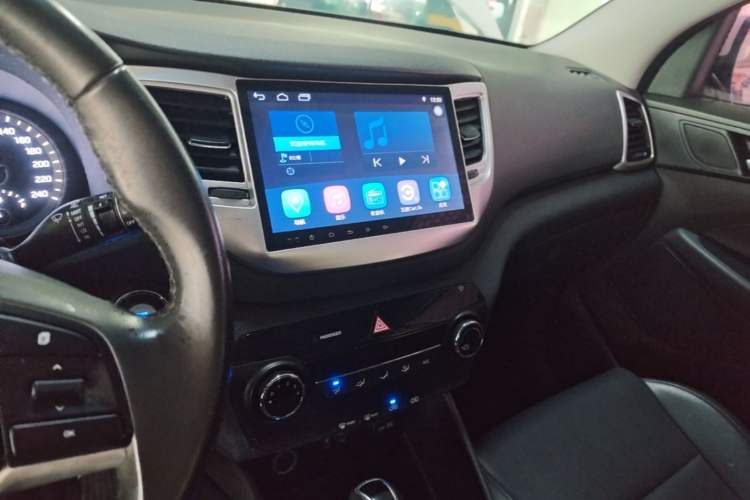 Used Hyundai Tucson 2015 2.0L Automatic Two-Wheel Drive Smart Version Center Console
