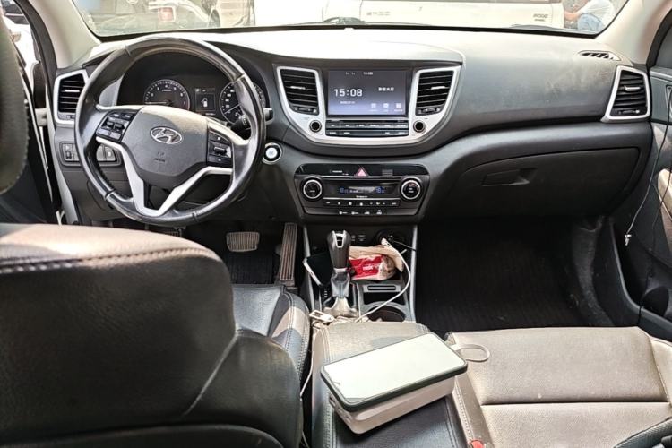 Used Hyundai Tucson 2015 1.6T Dual-Clutch Two-Wheel-Drive Smart Model Center Console