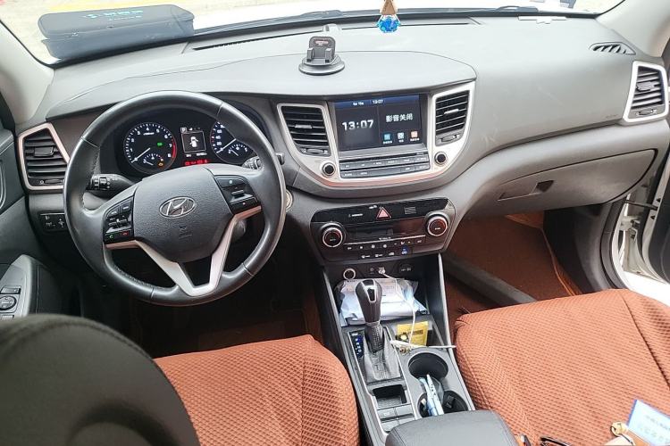 Used Hyundai Tucson 2015 1.6T Dual-Clutch Two-Wheel-Drive Smart Model Center Console