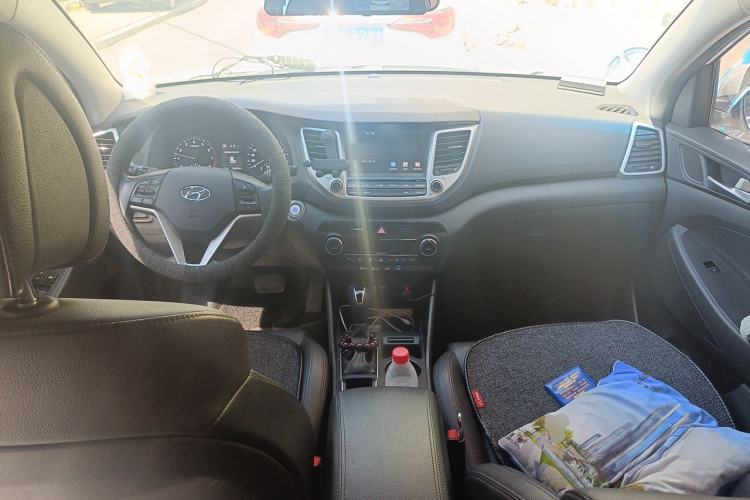 Used Hyundai Tucson 2015 1.6T Dual-Clutch Two-Wheel-Drive Smart Model Center Console