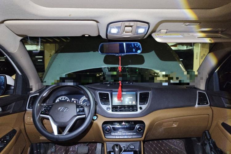 Used Hyundai Tucson 2015 1.6T Dual-Clutch Two-Wheel-Drive Smart Model Center Console