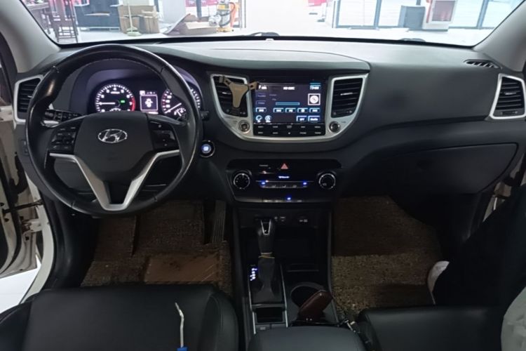 Used Hyundai Tucson 2015 2.0L Automatic Two-Wheel Drive Smart Version Center Console