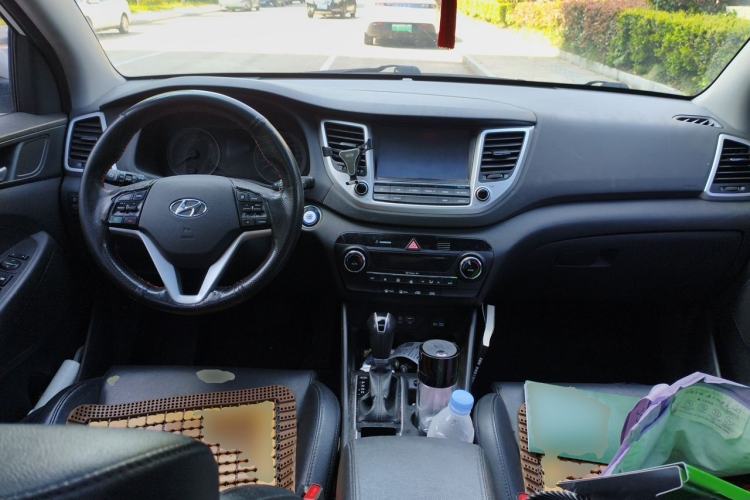 Used Hyundai Tucson 2015 1.6T Dual-Clutch Two-Wheel-Drive Smart Model Center Console