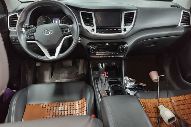 Used Hyundai Tucson 2015 1.6T Dual-Clutch Two-Wheel-Drive Smart Model Center Console
