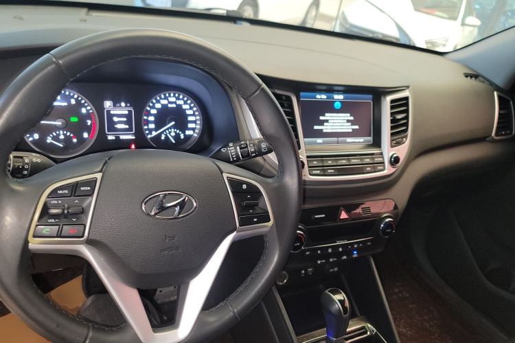 Used Hyundai Tucson 2015 1.6T Dual-Clutch Two-Wheel-Drive Smart Model Center Console