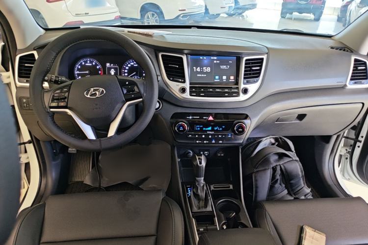 Used Hyundai Tucson 2015 1.6T Dual-Clutch Two-Wheel-Drive Smart Model Center Console