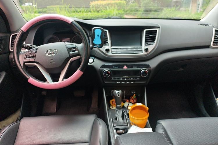 Used Hyundai Tucson 2015 1.6T Dual-Clutch Two-Wheel-Drive Smart Model Center Console