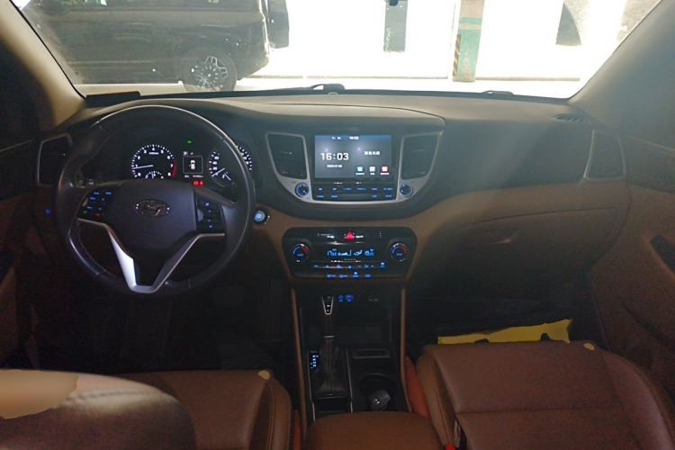 Used Hyundai Tucson 2015 1.6T Dual-Clutch Two-Wheel-Drive Smart Model Center Console
