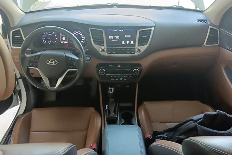 Used Hyundai Tucson 2015 1.6T Dual-Clutch Two-Wheel-Drive Smart Model Center Console