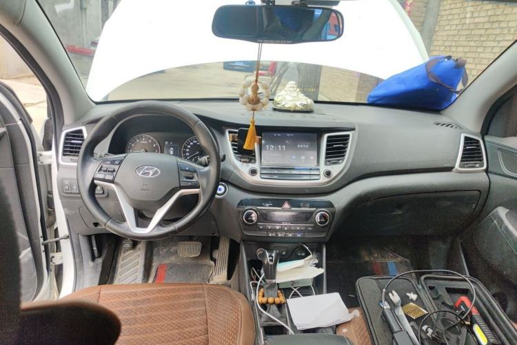 Used Hyundai Tucson 2015 1.6T Dual-Clutch Two-Wheel-Drive Smart Model Center Console