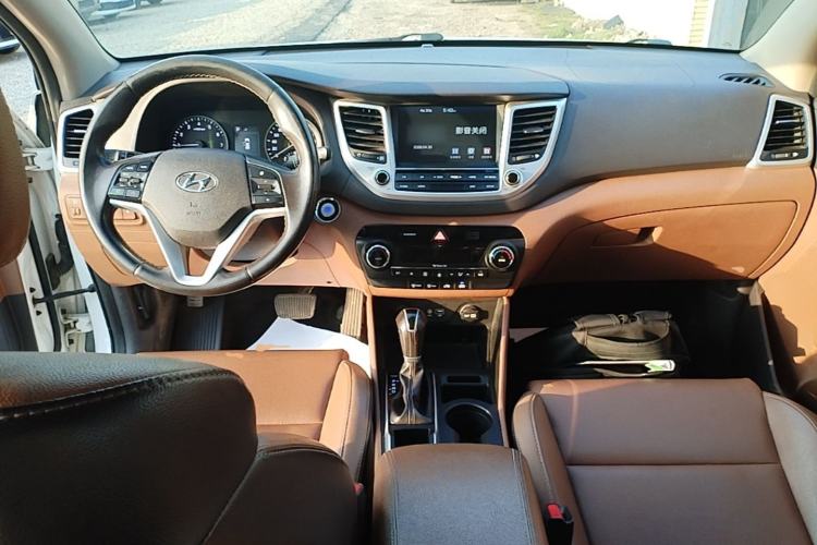Used Hyundai Tucson 2015 1.6T Dual-Clutch Two-Wheel-Drive Smart Model Center Console