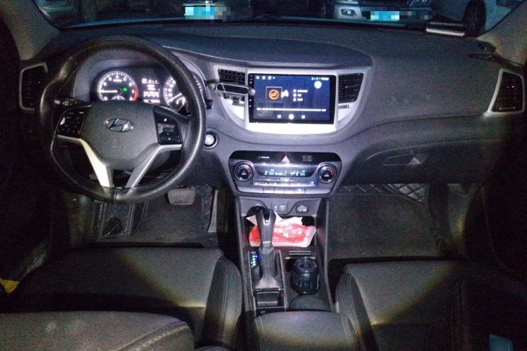 Used Hyundai Tucson 2015 1.6T Dual-Clutch Two-Wheel-Drive Smart Model Center Console