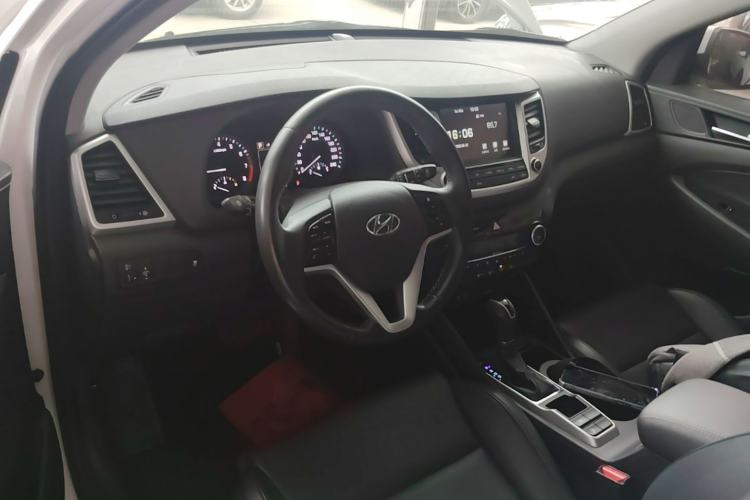 Used Hyundai Tucson 2015 1.6T Dual-Clutch Two-Wheel-Drive Smart Model Center Console