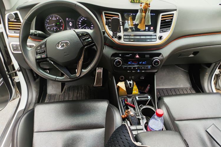 Used Hyundai Tucson 2015 1.6T Dual-Clutch Two-Wheel-Drive Smart Model Center Console