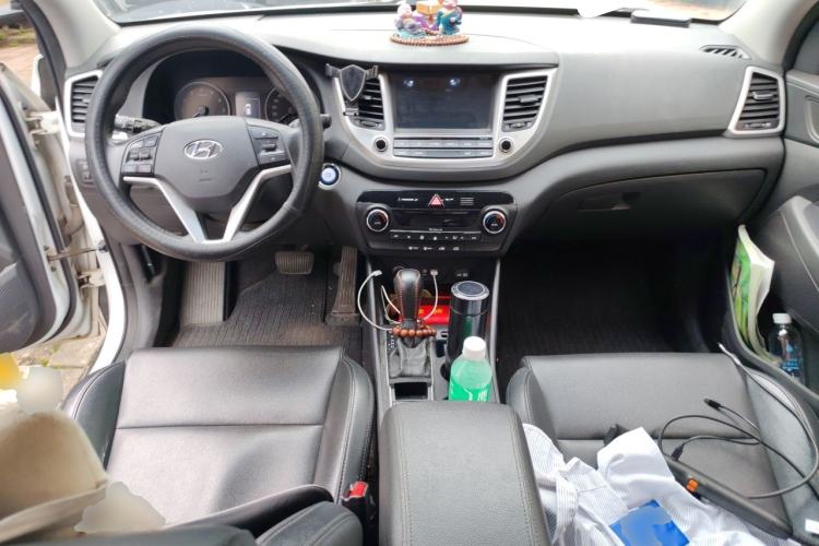 Used Hyundai Tucson 2015 1.6T Dual-Clutch Two-Wheel-Drive Smart Model Center Console