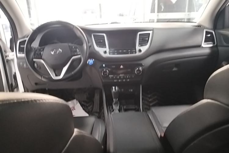 Used Hyundai Tucson 2015 1.6T Dual-Clutch Two-Wheel-Drive Smart Model Center Console