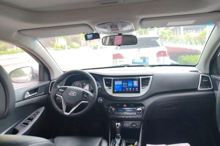 Used Hyundai Tucson 2015 1.6T Dual-Clutch Two-Wheel-Drive Smart Model Center Console