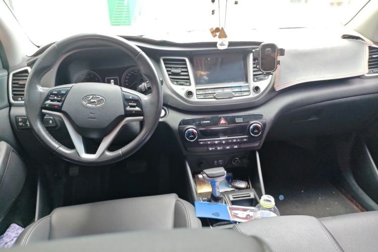 Used Hyundai Tucson 2015 1.6T Dual-Clutch Two-Wheel-Drive Smart Model Center Console