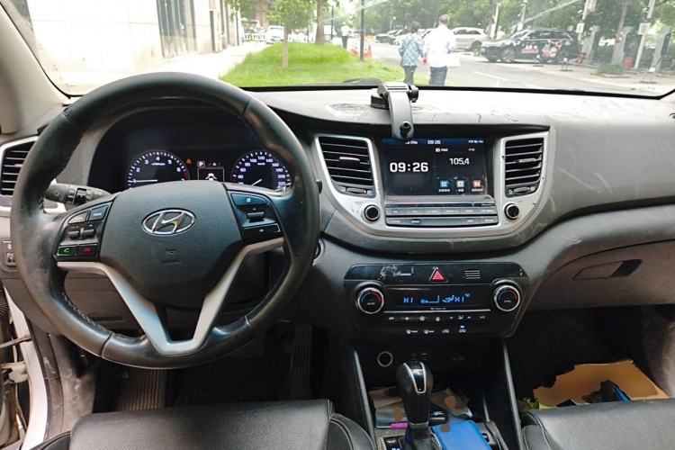 Used Hyundai Tucson 2015 1.6T Dual-Clutch Two-Wheel-Drive Smart Model Center Console