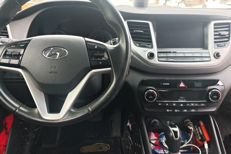 Used Hyundai Tucson 2015 1.6T Dual-Clutch Two-Wheel-Drive Smart Model Center Console