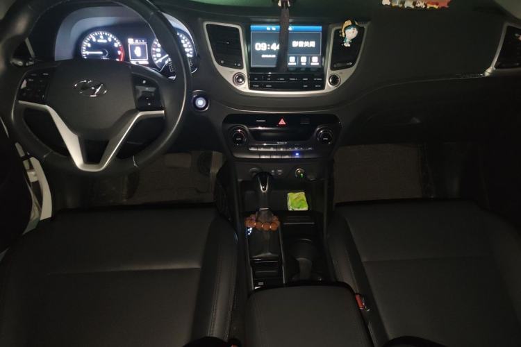 Used Hyundai Tucson 2015 1.6T Dual-Clutch Two-Wheel-Drive Smart Model Center Console