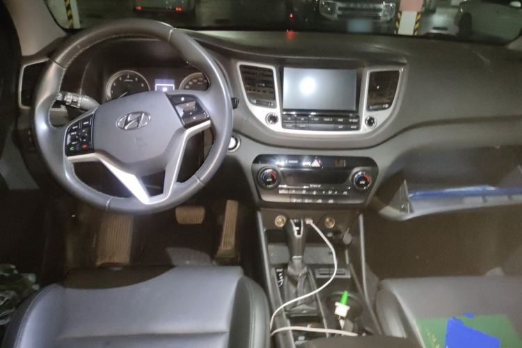 Used Hyundai Tucson 2015 1.6T Dual-Clutch Two-Wheel-Drive Smart Model Center Console