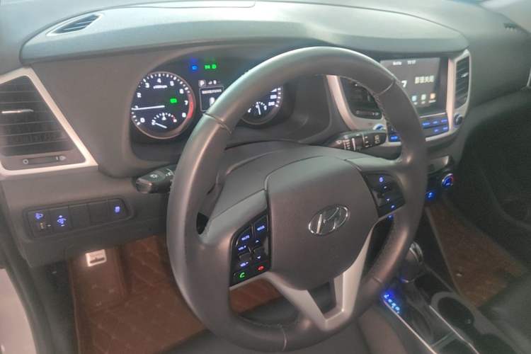 Used Hyundai Tucson 2015 1.6T Dual-Clutch Two-Wheel-Drive Smart Model Center Console