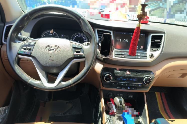 Used Hyundai Tucson 2015 1.6T Dual-Clutch Two-Wheel-Drive Smart Model Center Console