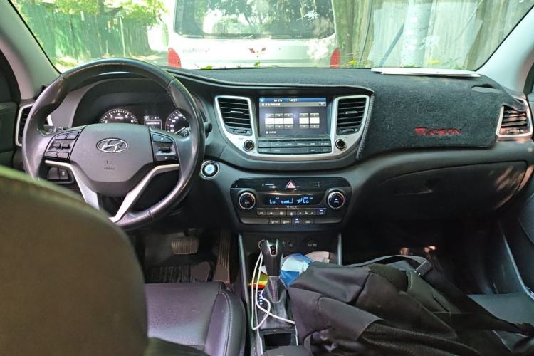 Used Hyundai Tucson 2015 1.6T Dual-Clutch Two-Wheel-Drive Smart Model Center Console