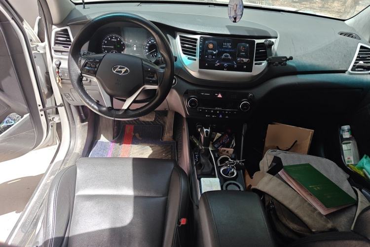 Used Hyundai Tucson 2015 1.6T Dual-Clutch Two-Wheel-Drive Smart Model Center Console