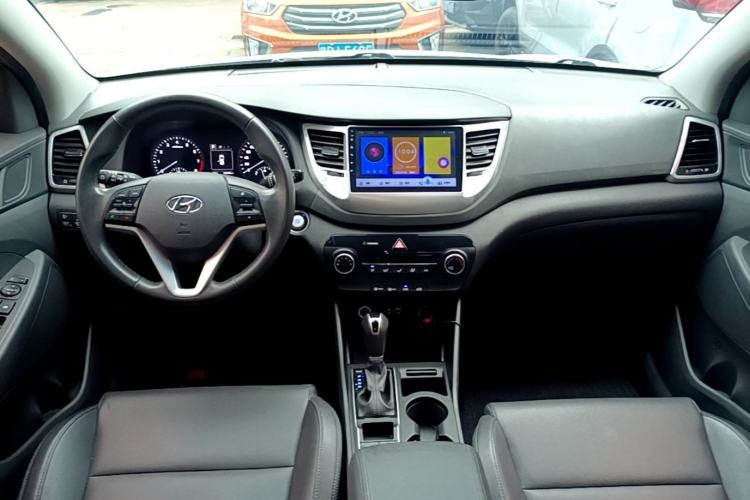 Used Hyundai Tucson 2015 2.0L Automatic Two-Wheel Drive Smart Version Center Console
