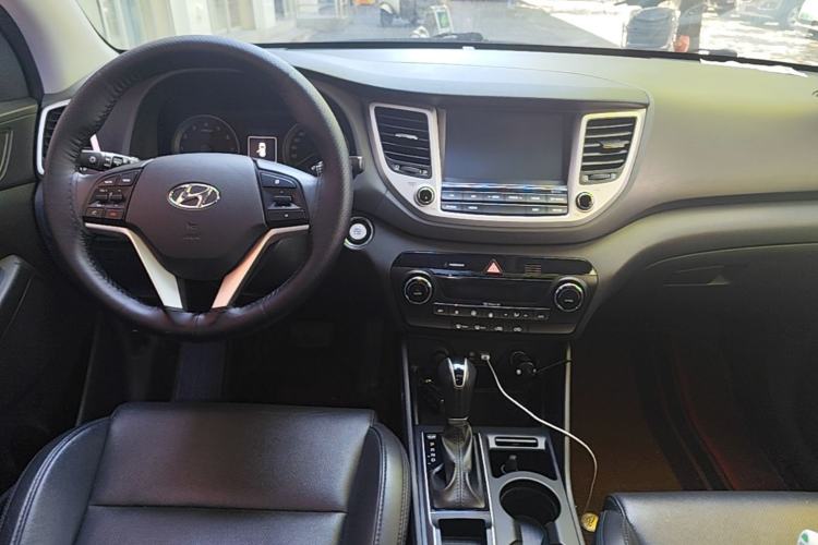 Used Hyundai Tucson 2015 1.6T Dual-Clutch Two-Wheel-Drive Smart Model Center Console