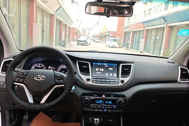 Used Hyundai Tucson 2015 1.6T Dual-Clutch Two-Wheel-Drive Smart Model Center Console