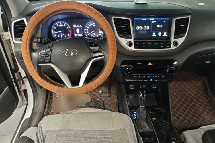 Used Hyundai Tucson 2015 1.6T Dual-Clutch Two-Wheel-Drive Smart Model Center Console