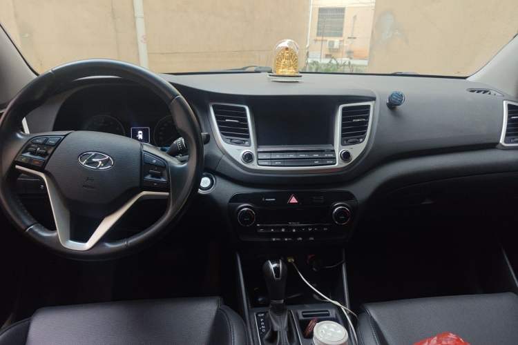 Used Hyundai Tucson 2015 1.6T Dual-Clutch Two-Wheel-Drive Smart Model Center Console