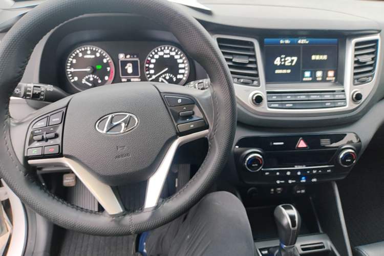 Used Hyundai Tucson 2015 1.6T Dual-Clutch Two-Wheel-Drive Smart Model Center Console