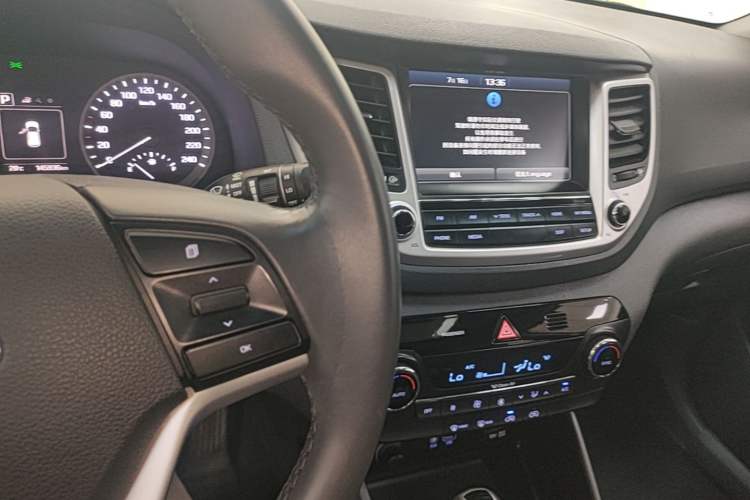 Used Hyundai Tucson 2015 1.6T Dual-Clutch Two-Wheel-Drive Smart Model Center Console
